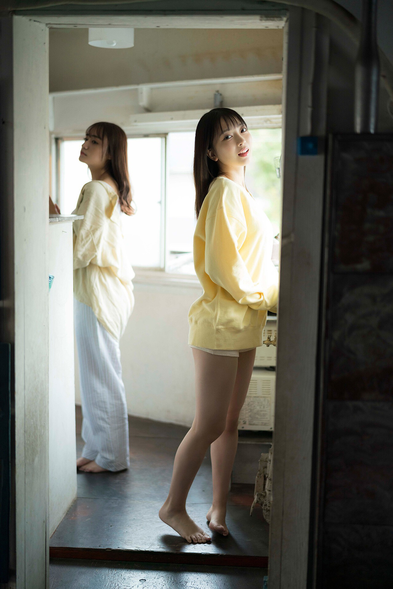 Akane Yoshizawa 吉沢朱音, FLASHデジタル写真集　「TRIANGLE LOVE－朱音の場合」 Set.01
