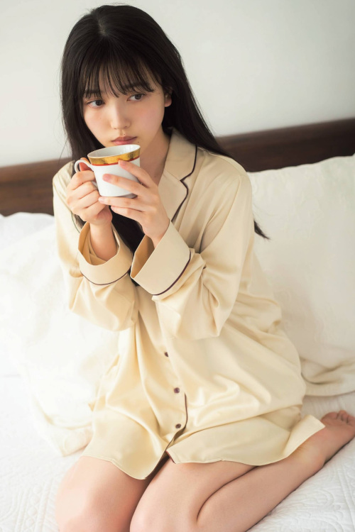 Read more about the article Shiori Kubo 久保史緒里, Platinum Flash 2022 Vol.18